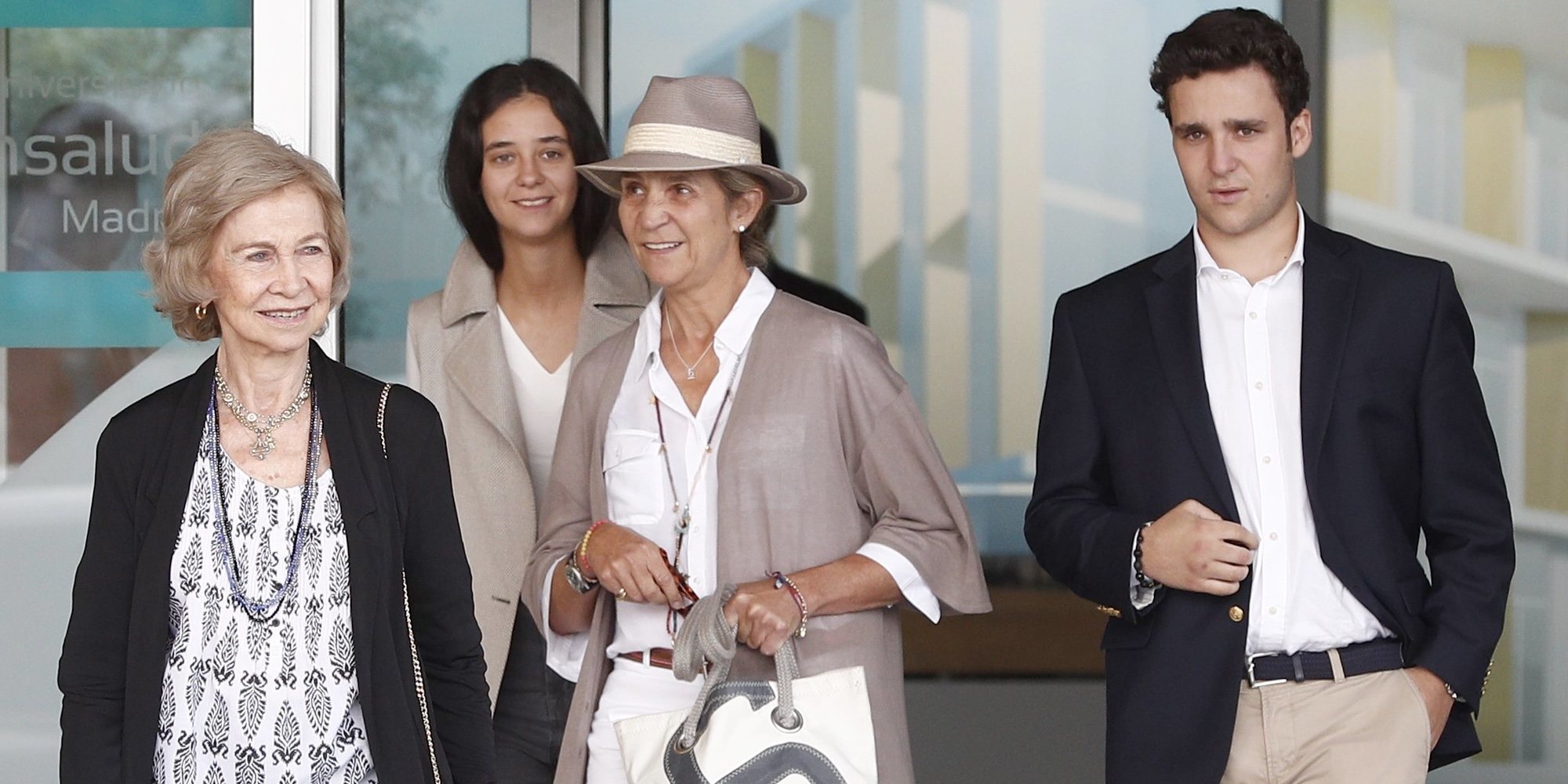 Victoria Federica estrena públicamente su carné de conducir llevando a la Infanta Elena tras su visita al Rey Juan Carlos