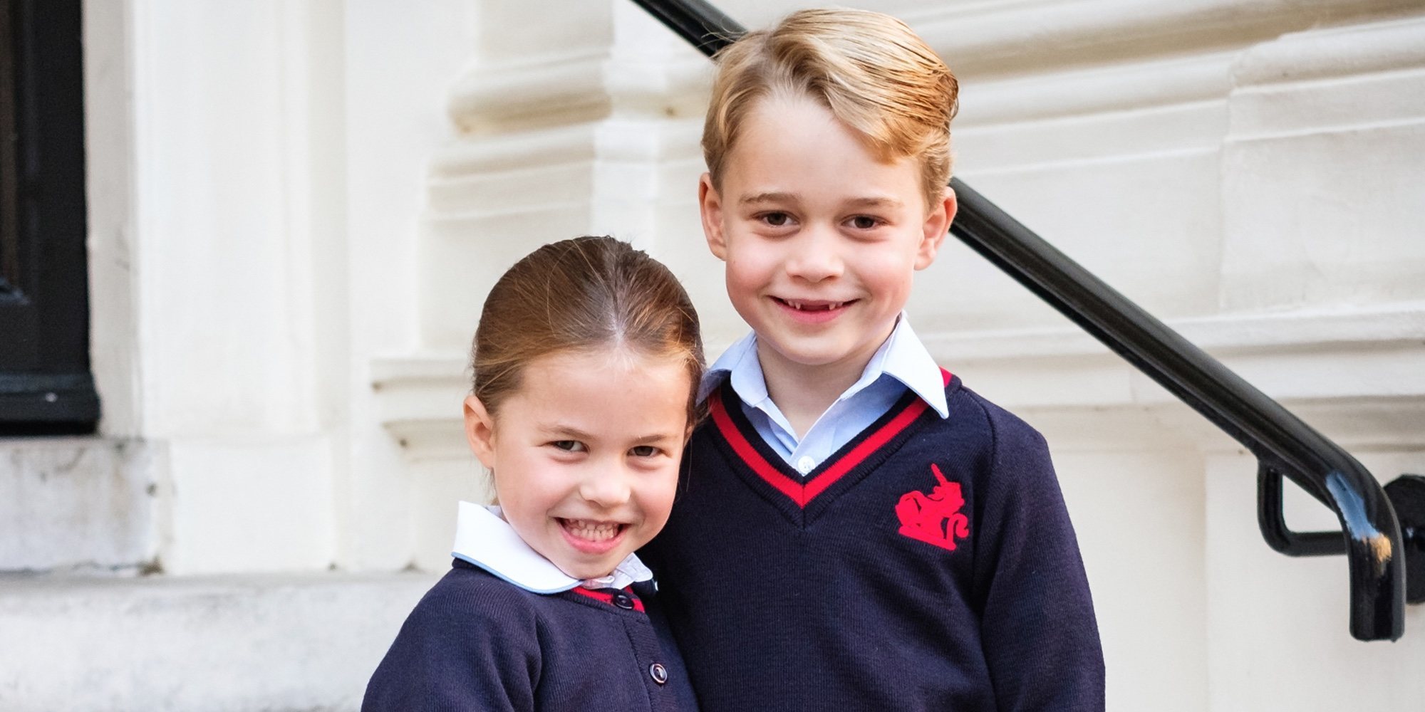 La foto oficial de la vuelta al cole del Príncipe Jorge y la Princesa Carlota en la que sí lograron sonreír