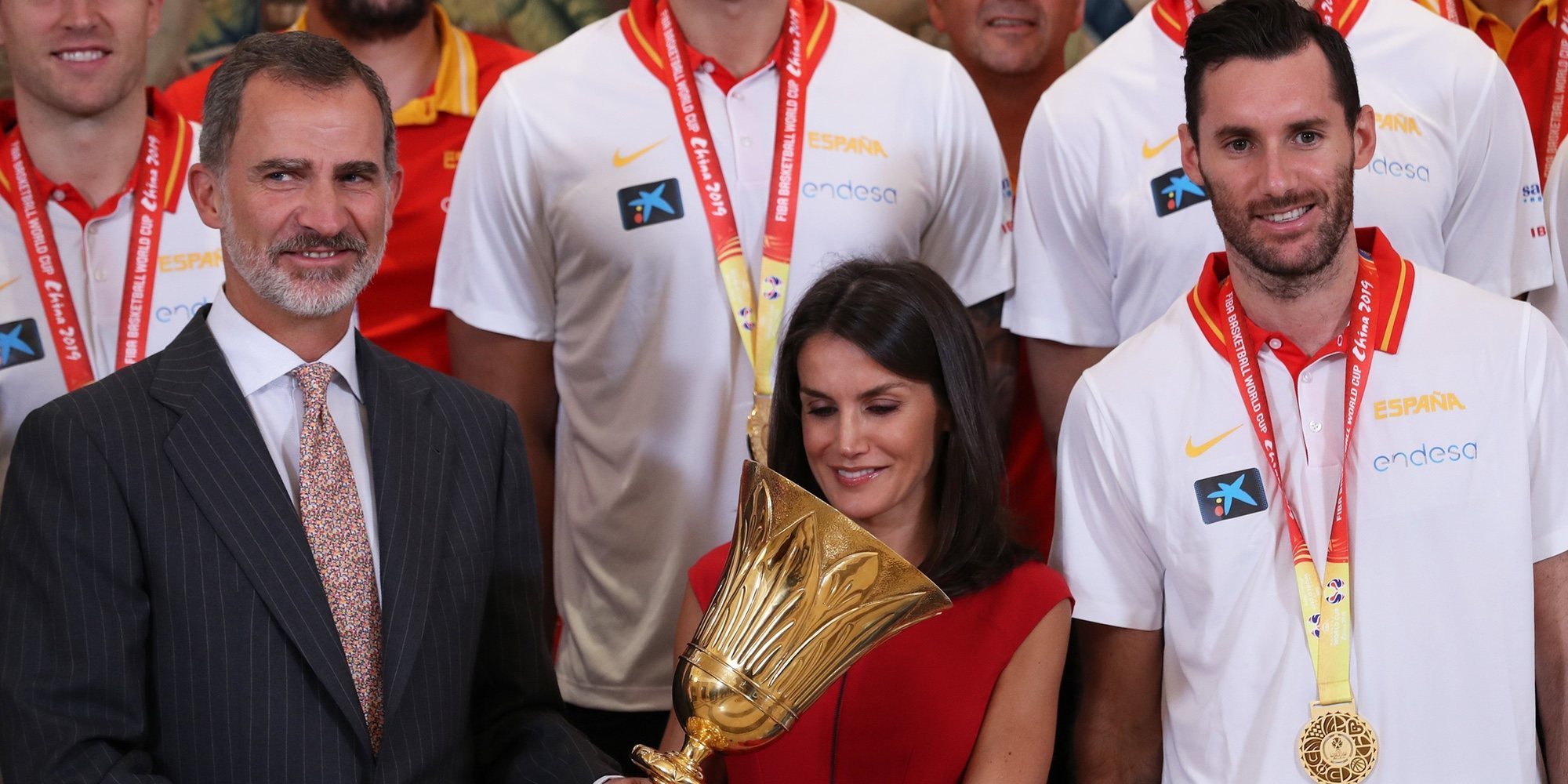La recepción de los Reyes Felipe y Letizia a la selección española de Baloncesto: un vestido rojo y una confesión