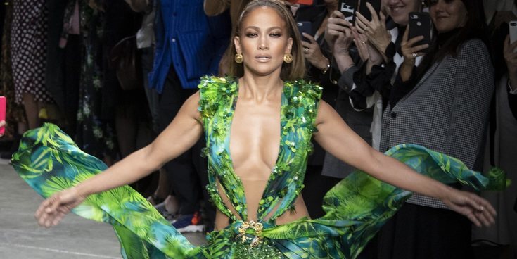 Jennifer Lopez vuelve arrasar al ponerse otra vez el vestido jungle dress con el que rompió Internet en 1999