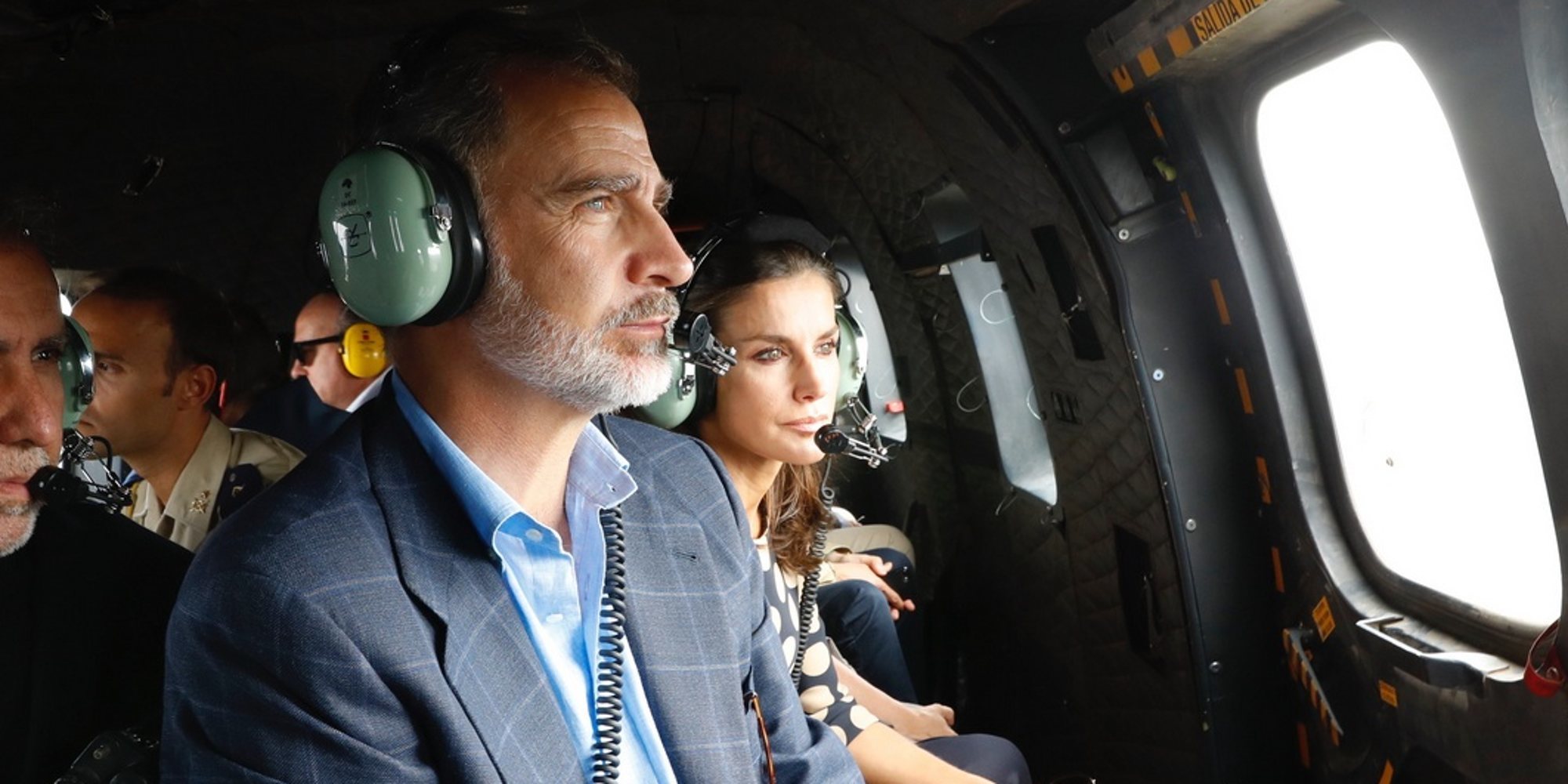 Los Reyes Felipe y Letizia visitan en helicóptero las zonas más afectadas de Gran Canaria por los incendios