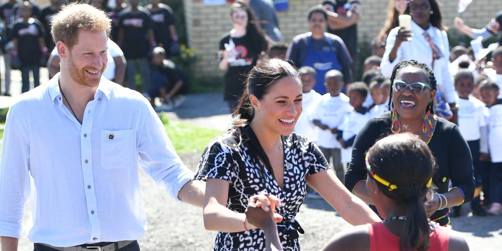 La naturalidad y los bailoteos de Meghan Markle con el Príncipe Harry en su primera parada en Sudáfrica