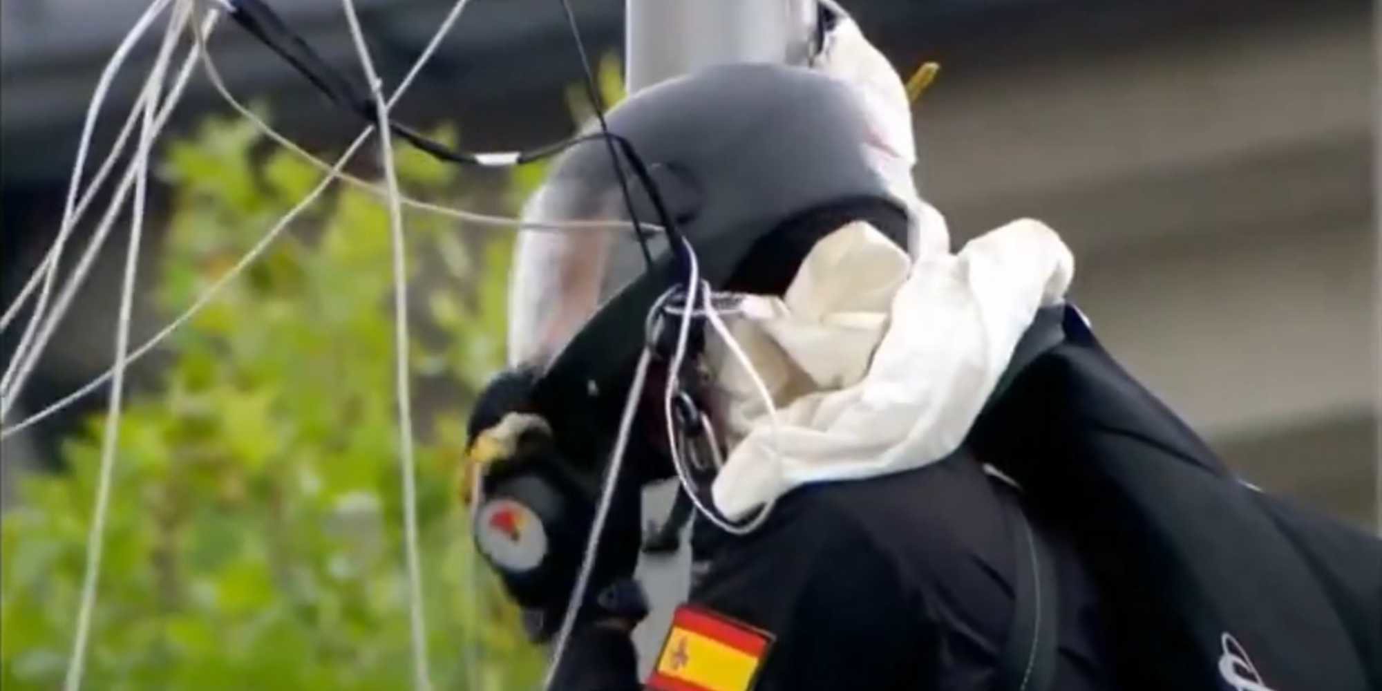 El gran susto de la Fiesta Nacional: el paracaidista Luis Fernando Pozo se estrelló contra una farola