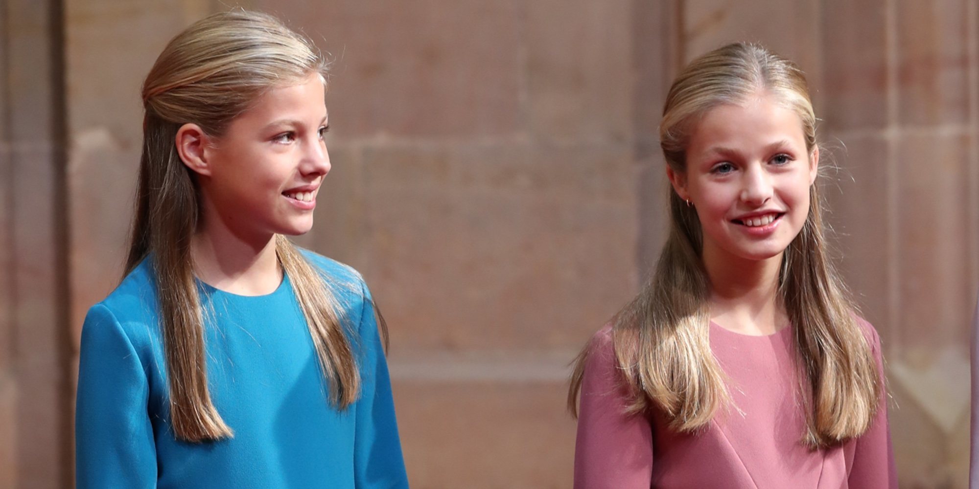 La Princesa Leonor y la Infanta Sofía: vestidos parecidos y sonrisas contenidas en las recepciones en Oviedo