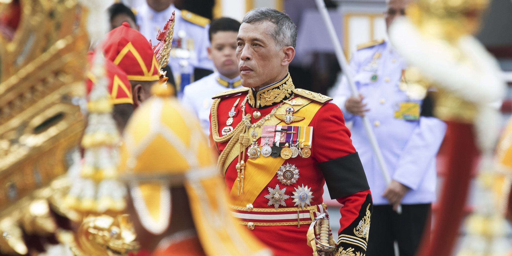 El Rey de Tailandia despoja de sus títulos a la Consorte Real por desleal y desagradecida