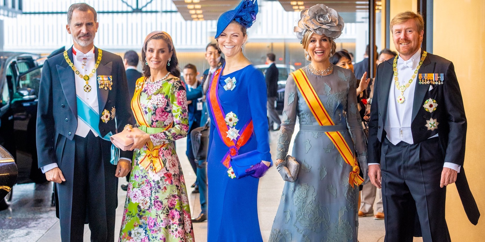 Los Reyes Felipe y Letizia con los Reyes de Holanda y Victoria de Suecia en Japón: saludos en español y preguntas personales