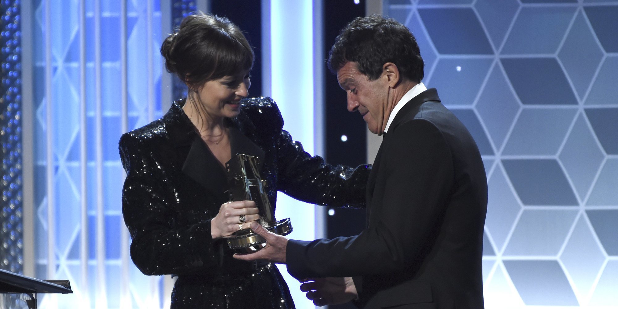 Dakota Johnson entrega un premio a Antonio Banderas en la gala Hollywood Film Awards 2019