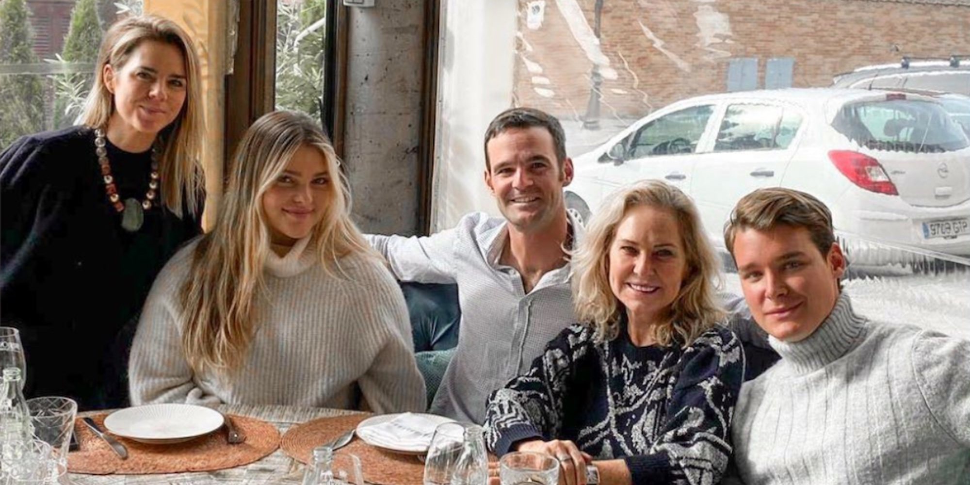 José Bono Junior disfruta de una comida con sus hermanas Amelia y Sofía, su madre y su novio Aitor Gómez