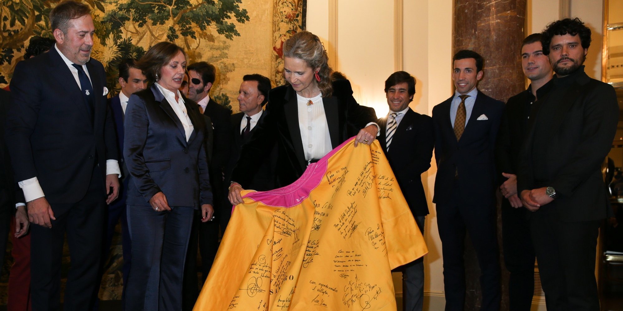 La Infanta Elena recibe un homenaje del mundo del toreo mientras Gonzalo Caballero se recupera
