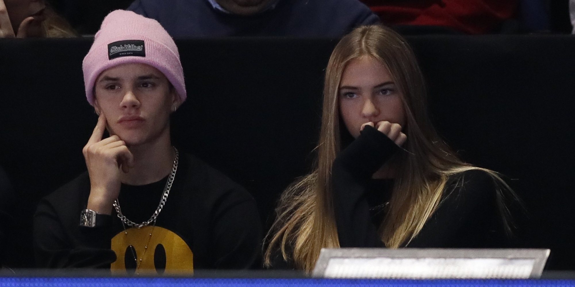 Romeo Beckham disfruta junto a su nueva novia, Mia Moocher, de la final de tenis ATP en Londres