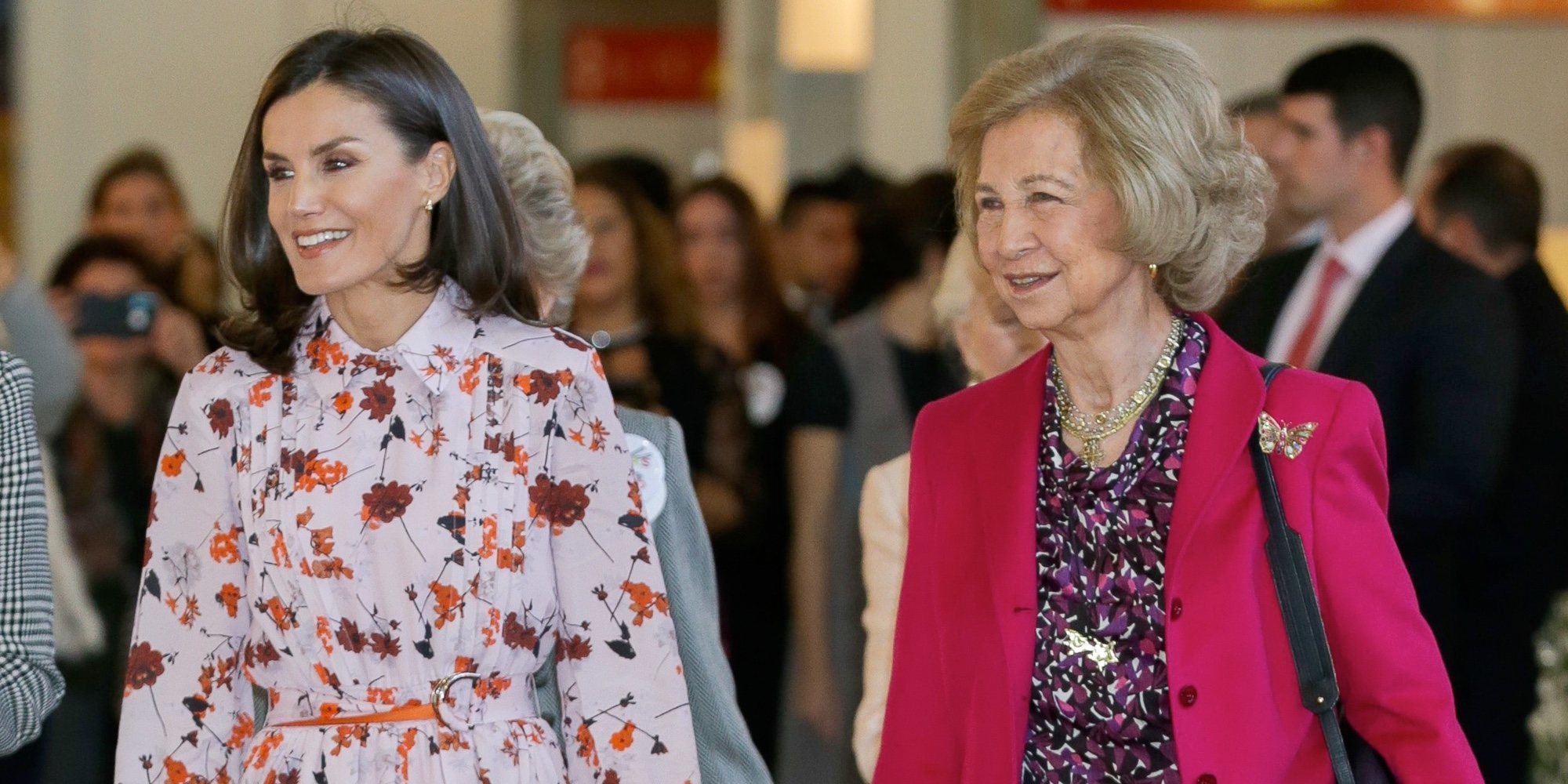 Las compras de la Reina Letizia y la Reina Sofía en el rastrillo: adornos y regalos para las Infantas Elena y Cristina