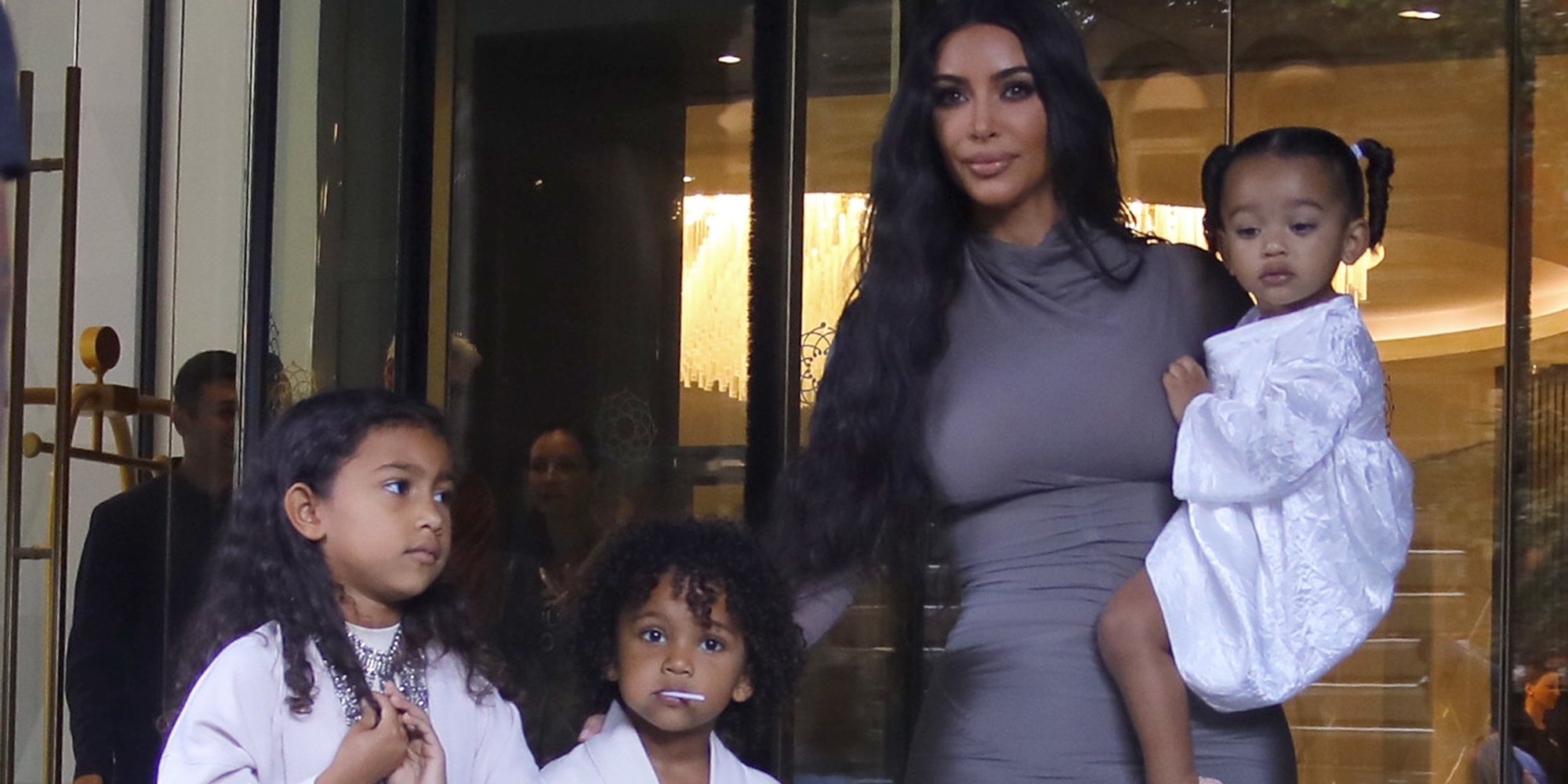 El informal posado navideño de Kim Kardashian y Kanye West con sus cuatro hijos