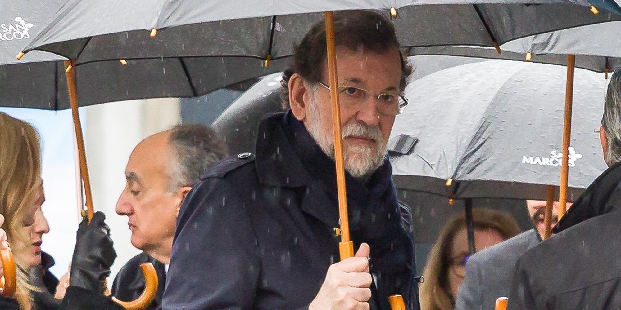 Mariano Rajoy, arropado por sus compañeros del PP en el entierro de su hermana Mercedes Rajoy