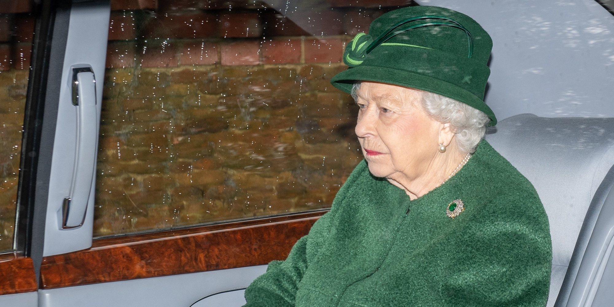 La Reina Isabel se rodea de sus familiares favoritos mientras espera el regreso del Duque de Edimburgo a Sandringham