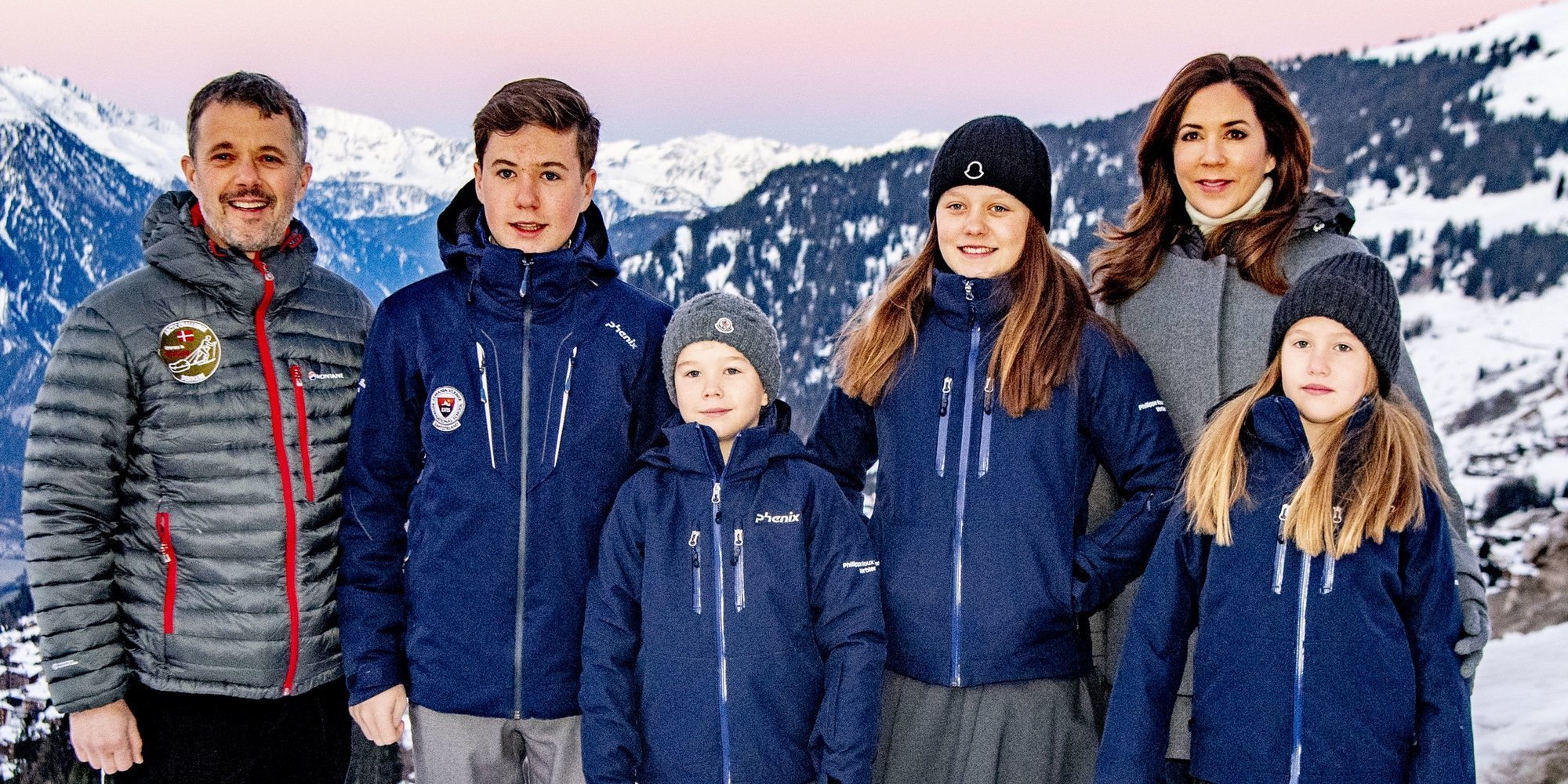 Los Príncipes Federico y Mary de Dinamarca posan con sus cuatro hijos en su primer día de internado en Suiza