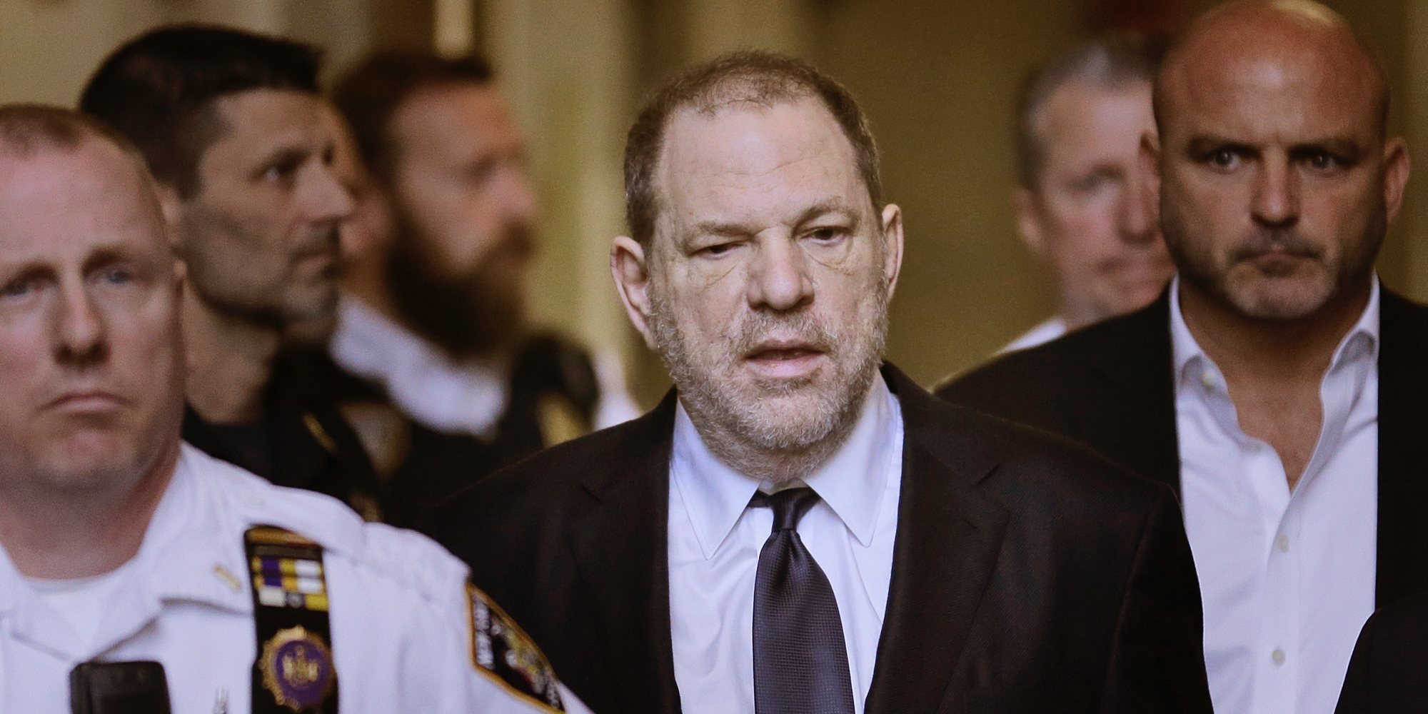 Harvey Weinstein, acusado de nuevos cargos de agresión sexual y violación el día que comienza su juicio