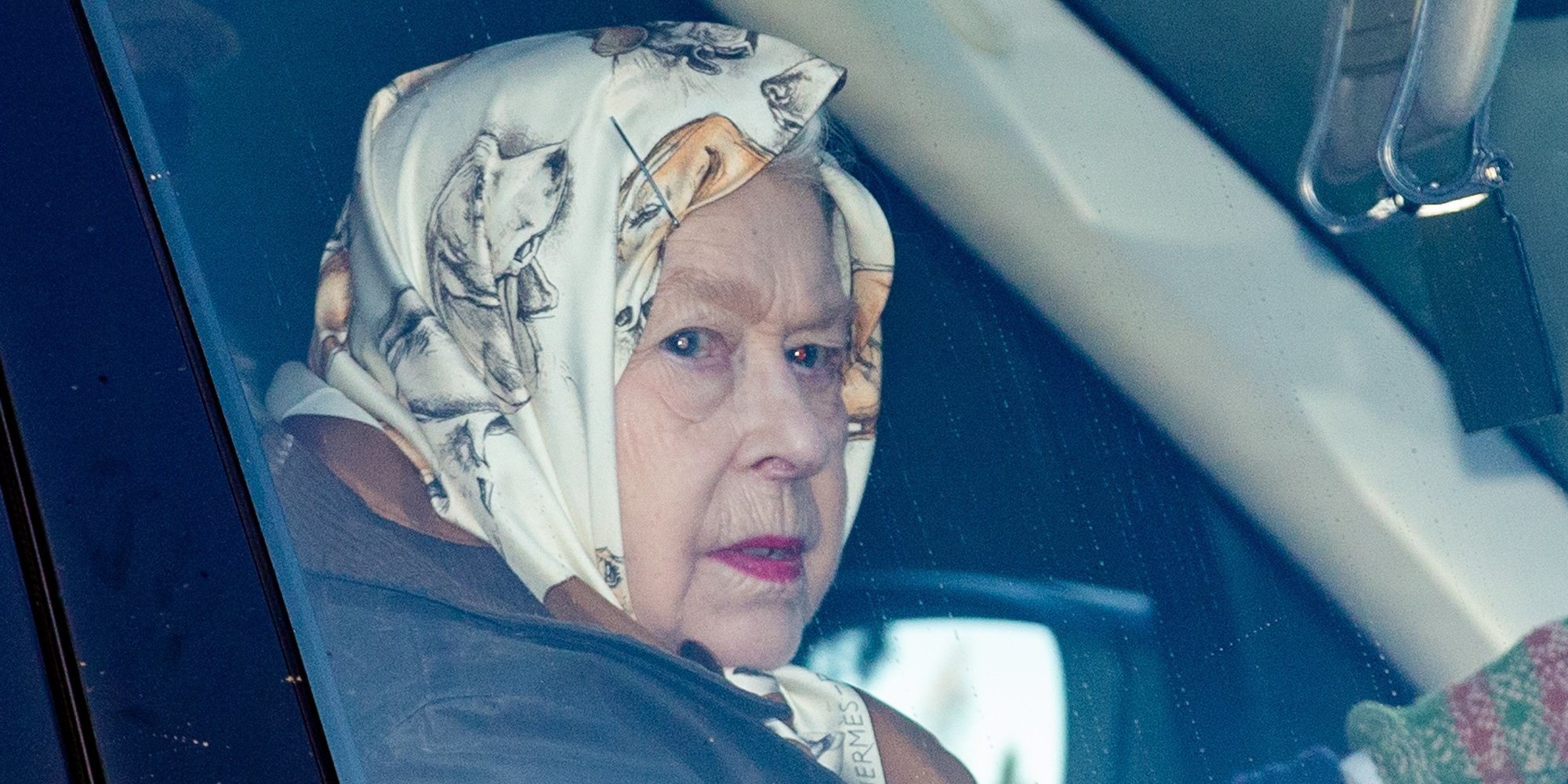 La seriedad de la Reina Isabel en su primera aparición tras la renuncia del Príncipe Harry y Meghan Markle