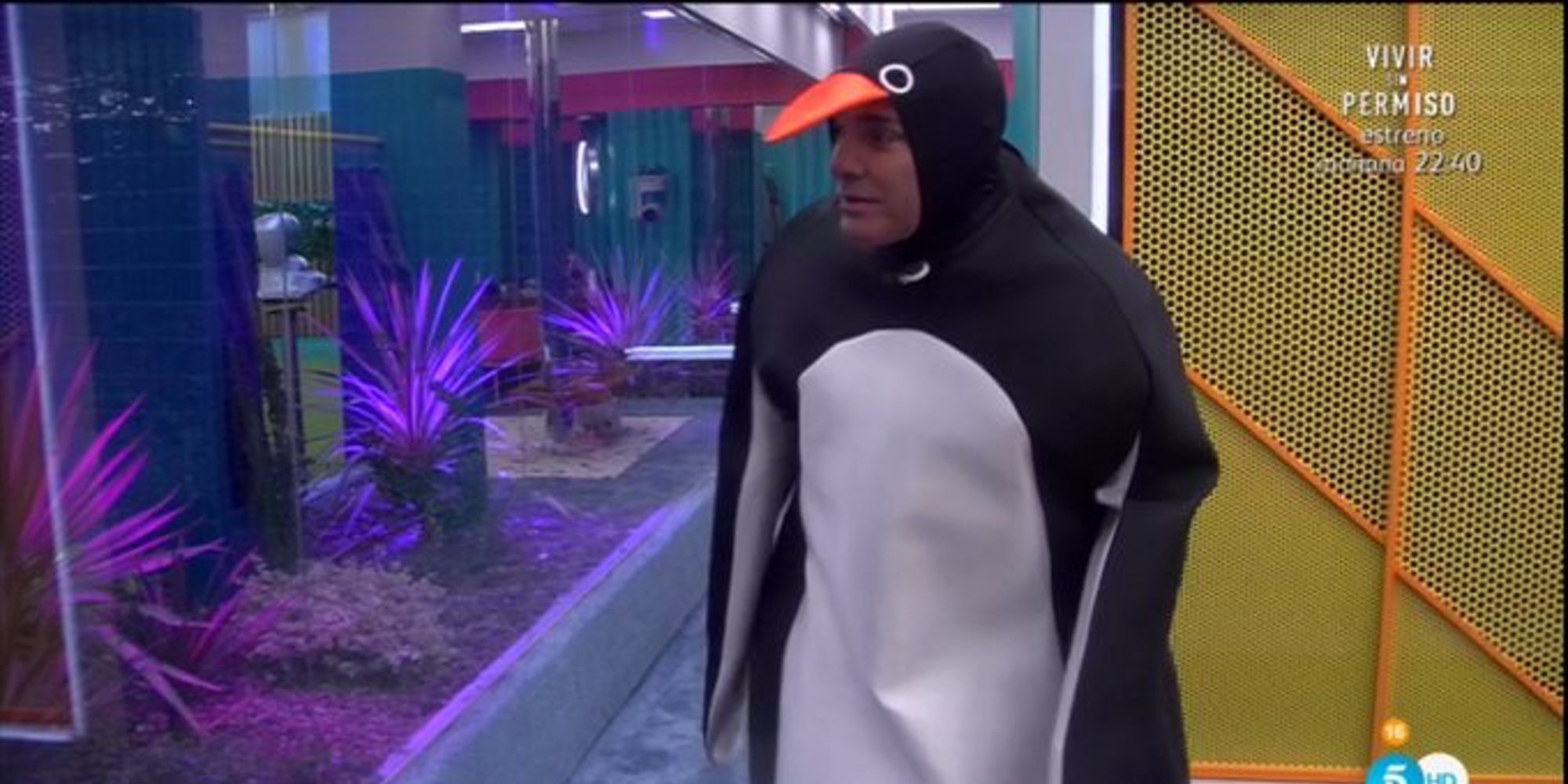 El atropellado inicio de Dinio García en 'El tiempo del descuento' vestido de pingüino