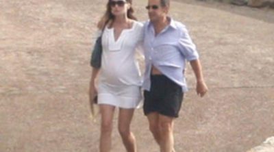 Carla Bruni luce embarazo en sus vacaciones en la Costa Azul con Nicolas Sarkozy