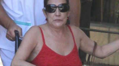 Belén Ordoñez abandona el hospital en silla de ruedas tras una crisis respiratoria