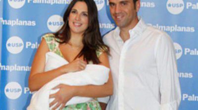 Nuria Fergó y José Manuel Maíz presentan orgullosos a su hija Martina