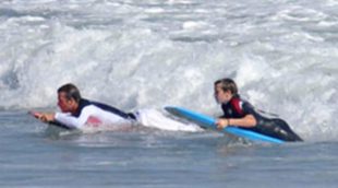 David Beckham enseña a surfear a su hijo Brooklyn en las playas de Malibu