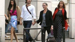 Ian Somerhalder y Nina Dobrev pasean abrazados por París junto a sus madres