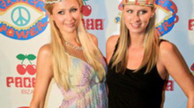 Nicky y Paris Hilton revolucionan la fiesta 'Flower Power' en Ibiza junto a numerosos famosos