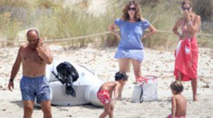 Ana Rosa Quintana, de vacaciones en Ibiza con su marido y sus hijos