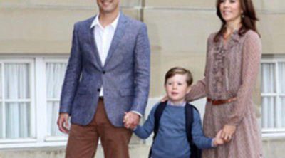 Christian de Dinamarca acude a su primer día de colegio junto a los Príncipes Federico y Mary