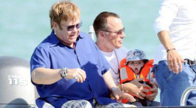 Elton John y David Furnish, jornada marinera en Saint-Tropez con su hijo Zachary