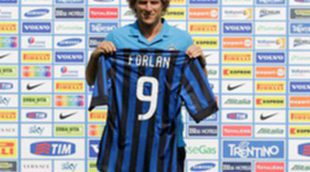 Diego Forlán inicia una nueva vida en el Inter de Milán convertido en la estrella del equipo