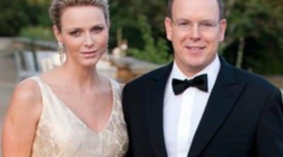 Los Príncipes Alberto y Charlene de Mónaco derrochan felicidad en una gala benéfica celebrada en Inglaterra