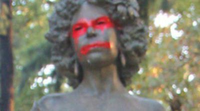 La estatua de la Duquesa de Alba en Sevilla, víctima del vandalismo y con pintadas de muerte