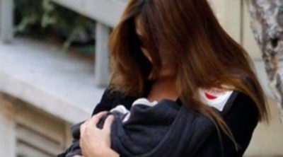 Carla Bruni sale de la clínica La Muette con su hija Giulia en brazos y sin Nicolas Sarkozy