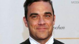 Robbie Williams ha publicado la primera foto de su hija Theodora Rose dormida sobre su pecho desnudo
