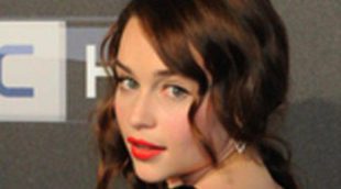 Emilia Clarke de 'Juego de Tronos' se besa con Seth Macfarlane, creador de 'Padre de Familia'