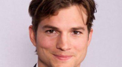 Ashton Kutcher adopta a un perro en 'Dos hombres y medio'