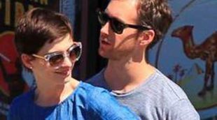 Anne Hathaway y Adam Shulman inician su viaje de luna de miel una semana después de su boda