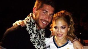 Sergio Ramos desvía la atención sobre su noviazgo con Pilar Rubio posando con Jennifer Lopez