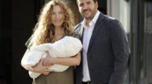 Borja Thyssen y Blanca Cuesta salen de la clínica con su tercer hijo Enzo en sus brazos