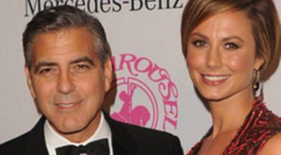 George Clooney, premiado por su labor humanitaria bajo la atenta mirada de su novia Stacy Keibler
