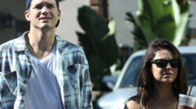 Unas fotografías de Mila Kunis paseando con Ashton Kutcher desatan los rumores de embarazo