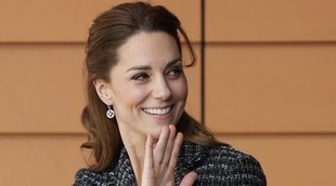 El vestido de Kate Middleton le juega una mala pasada en una visita a un hospital infantil