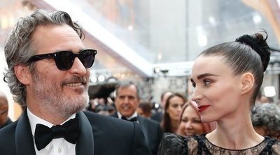 Joaquin Phoenix celebra con Rooney Mara el premio Oscar 2020 a Mejor actor por 'Joker'