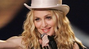 Madonna se cae en plena actuación y tiene que suspender su concierto en París