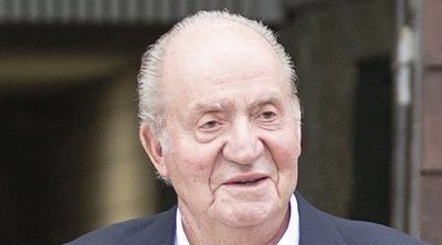 El Rey Juan Carlos sufre una caída al tropezar al salir de su coche