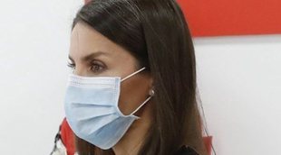 La Reina Letizia visita la sede de Cruz Roja y se convierte en una voluntaria más durante la crisis del coronavirus