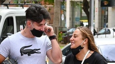 Rocío Flores recupera el tiempo perdido con su novio Manuel tras 'SV 2020': paseos, churros y compras por Málaga