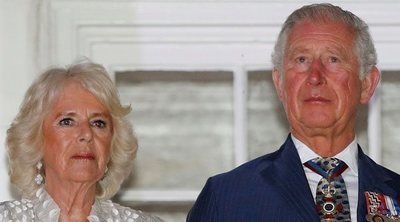 El Príncipe Carlos y la Duquesa de Cornualles ponen fin a su confinamiento en Escocia